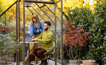 Jardinero y mujer en un invernadero