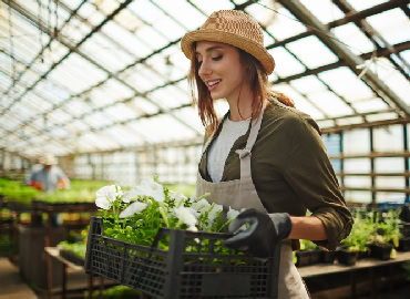 Cultivadora sonriendo en un invernadero